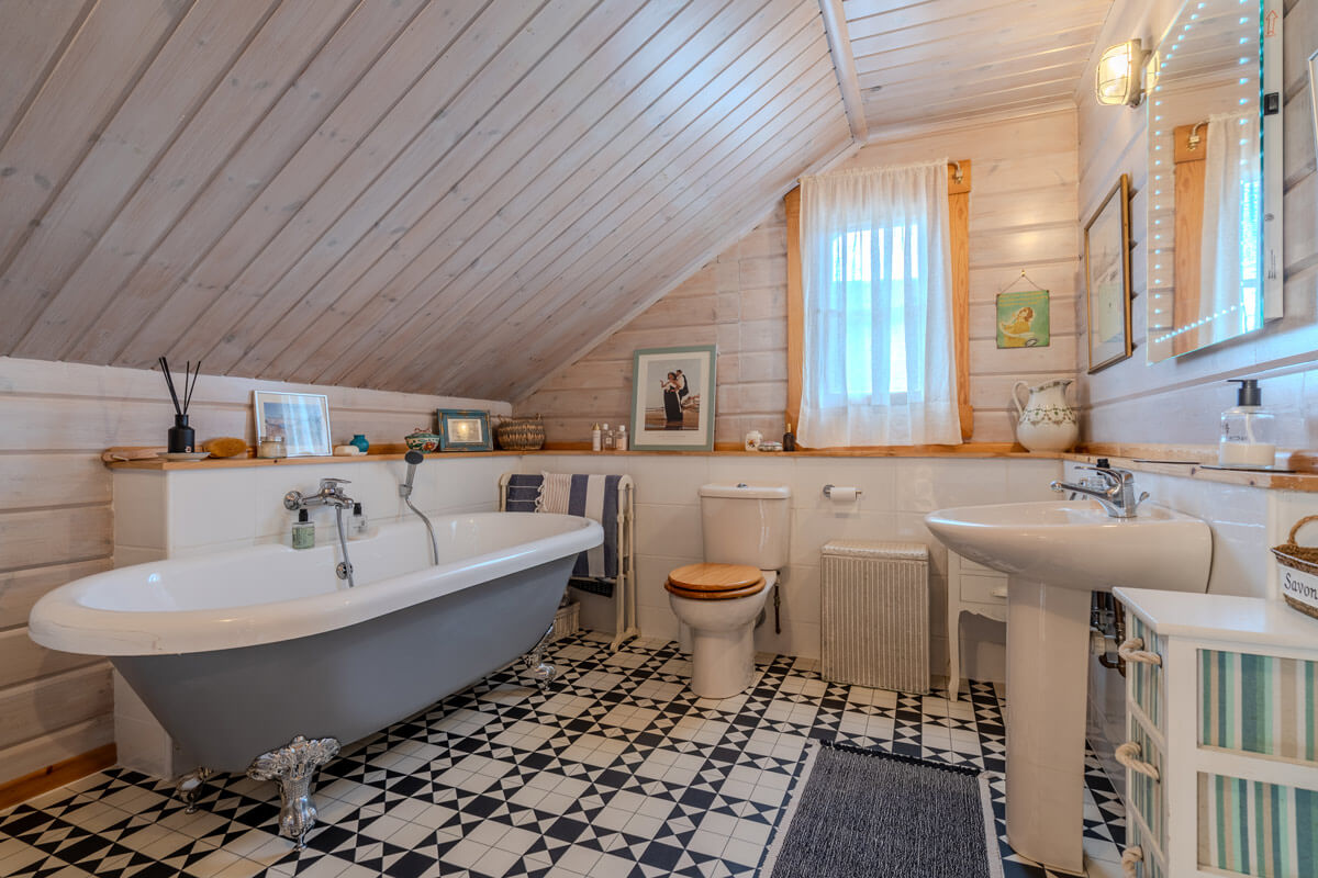 log house bathroom photography