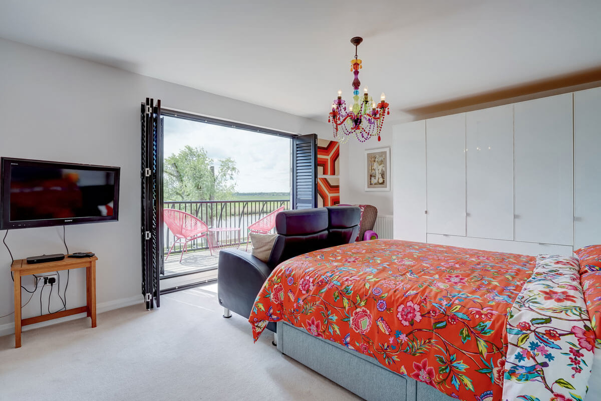 bedroom with a view over the River Yare at Reedham