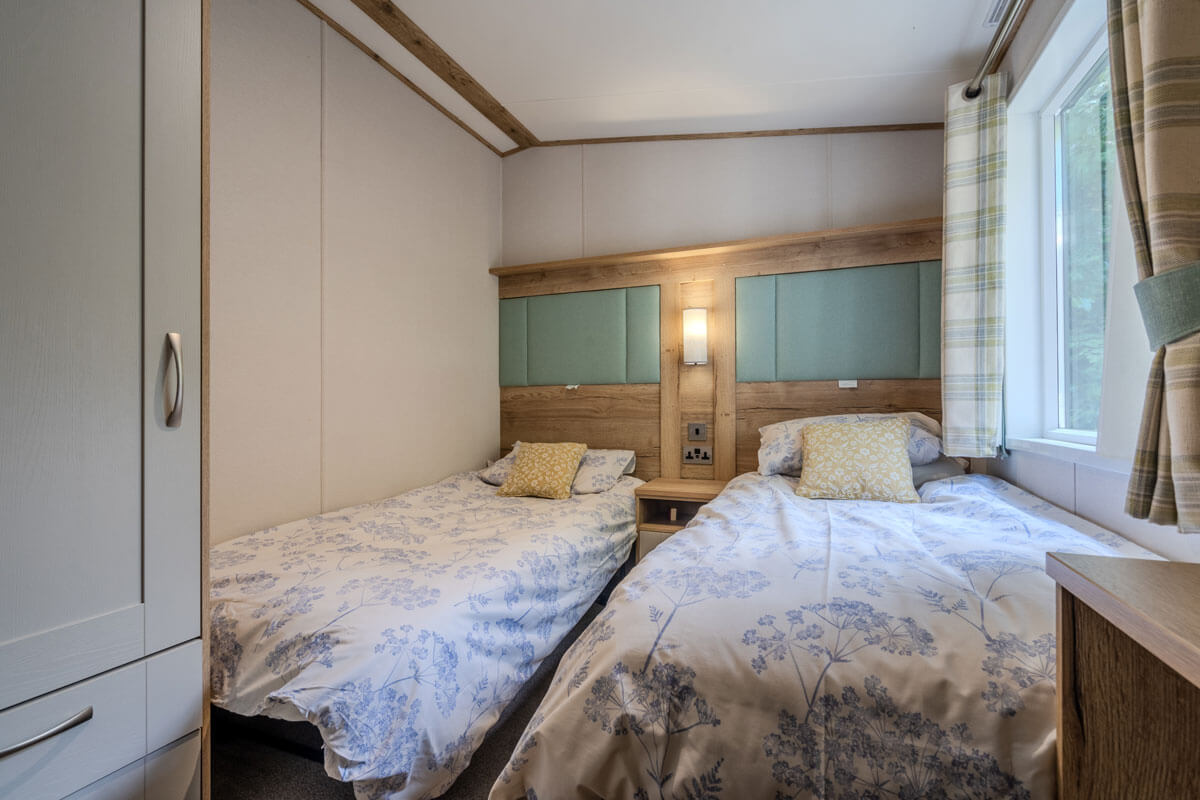 compact twin room photography